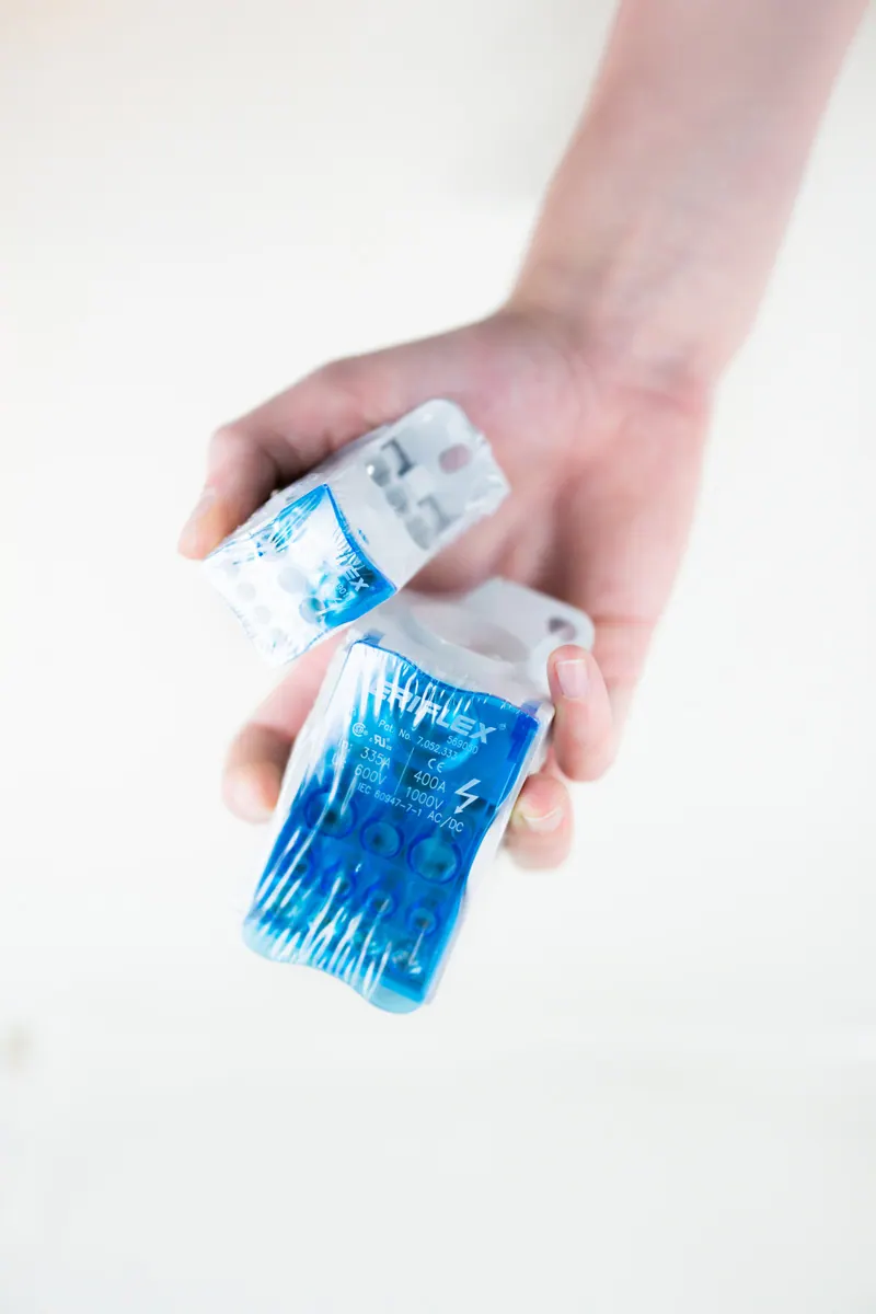 Pièce technique bleue tenue à la main