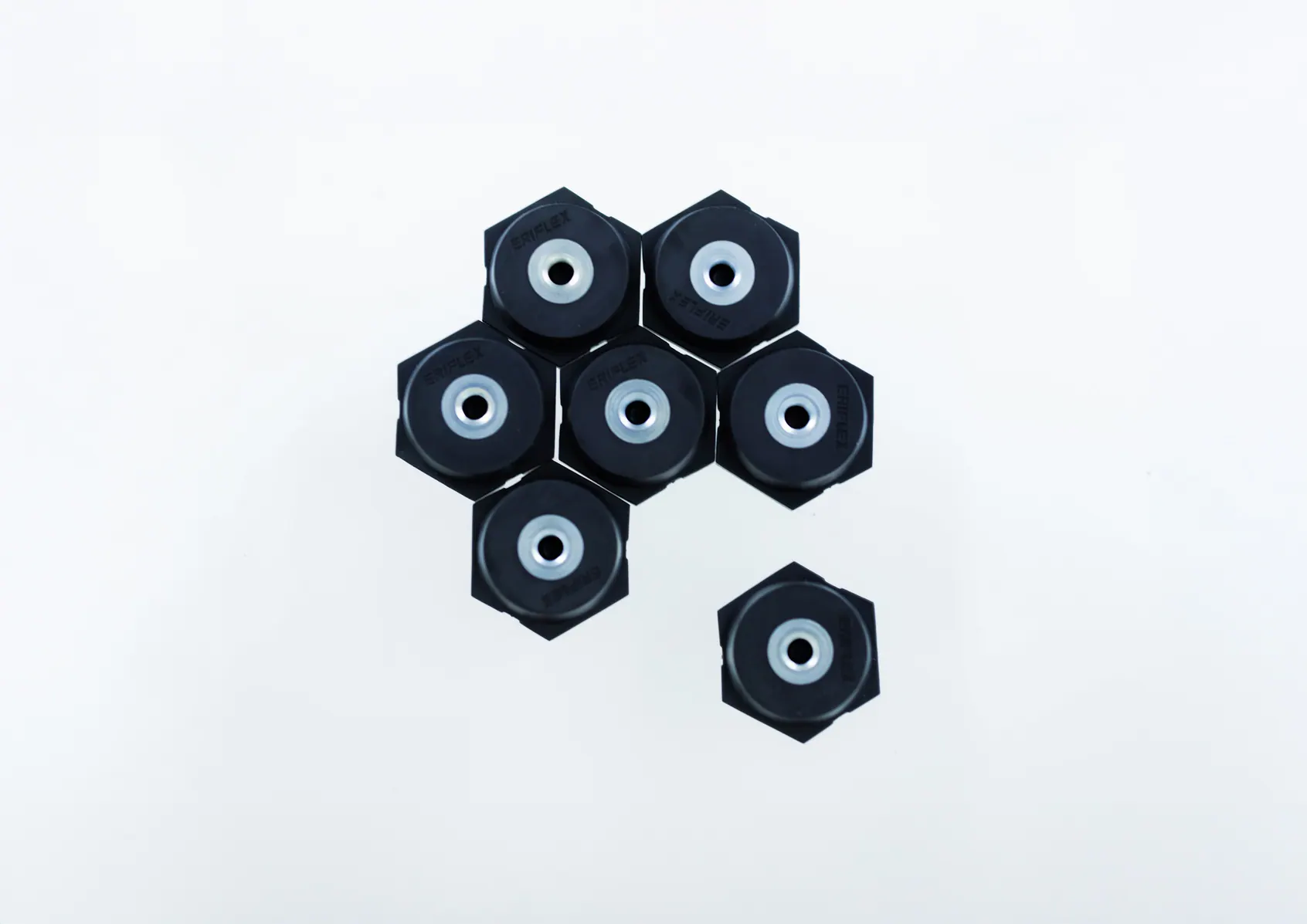 Pièces hexagonales noires sur fond blanc
