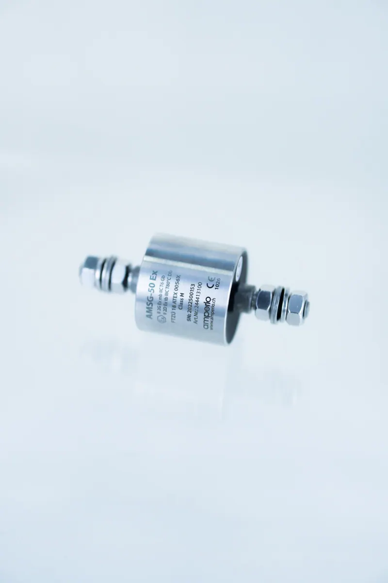 Pièce cylindrique métallique sur fond blanc