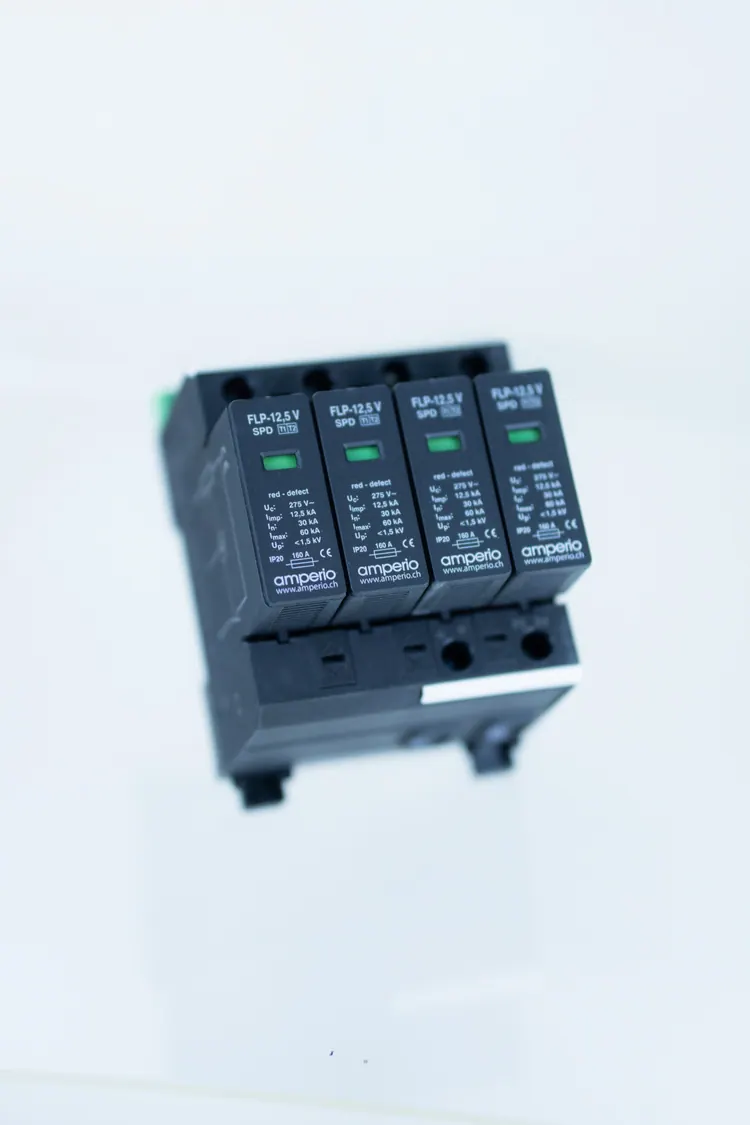 Module électrique noir sur fond blanc
