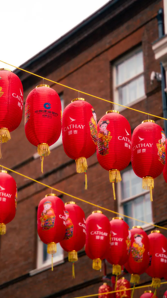 Lanternes rouges suspendues dans Chinatown, à Londres