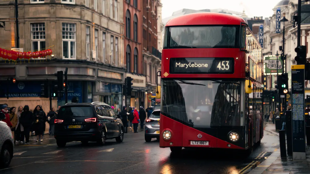 Bus rouge à impériale dans une rue de Londres