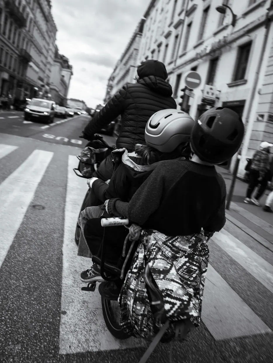 Scooter dans une rue de Lyon, en noir et blanc
