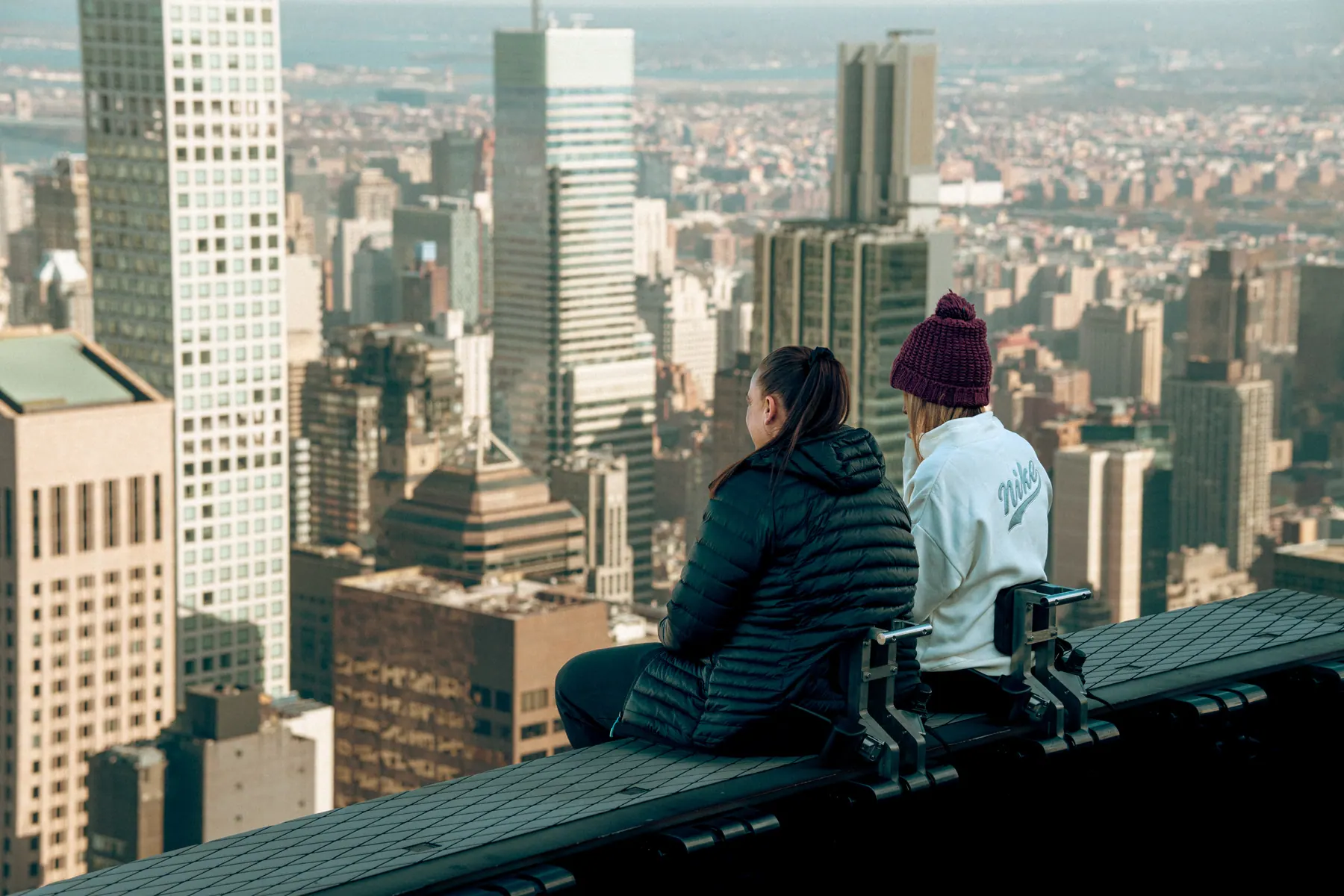 Deux personnes face aux gratte-ciel de New York