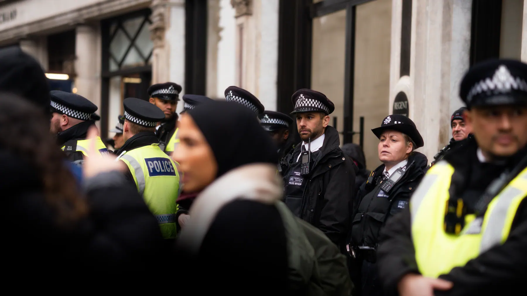 Policiers en groupe dans une rue
