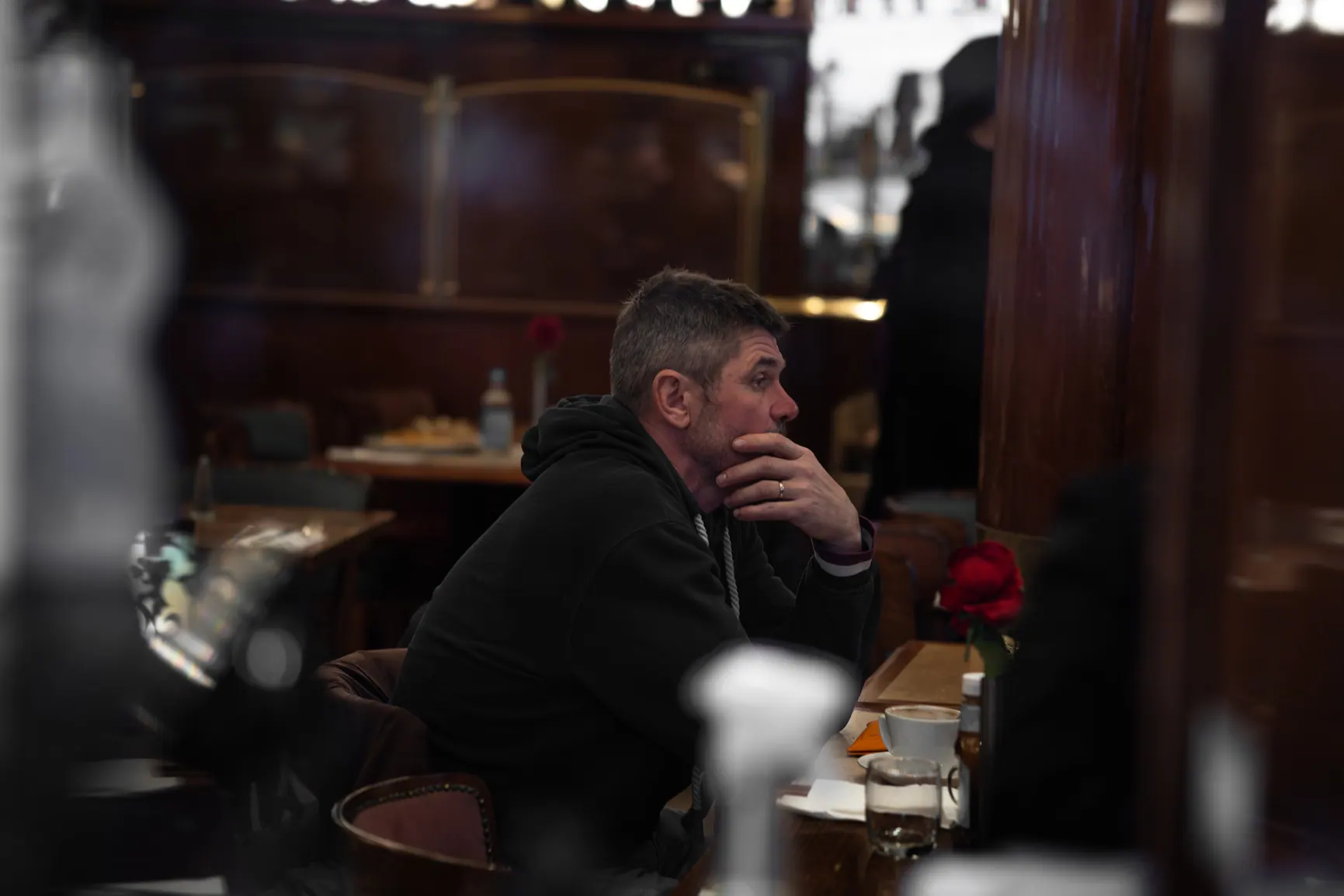 Homme attablé dans un pub