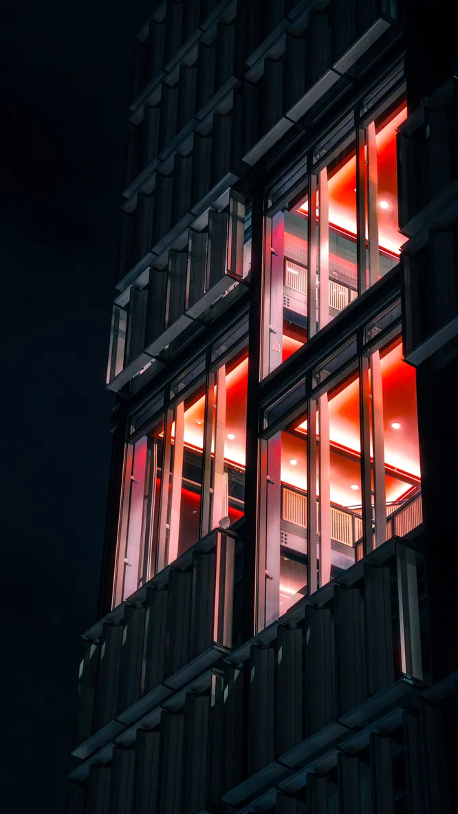 Fenêtres éclairées en rouge, la nuit
