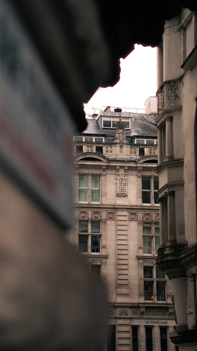 Angle d'immeuble vu d'une ruelle