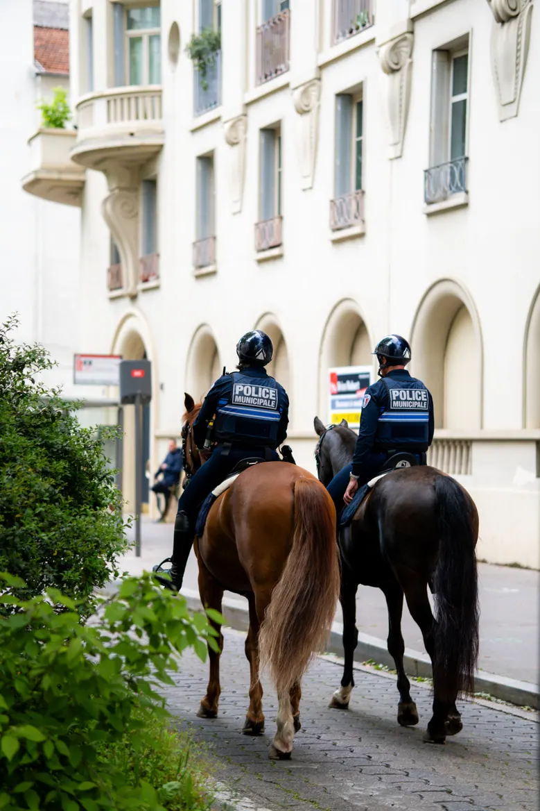 Policiers à cheval dans une rue