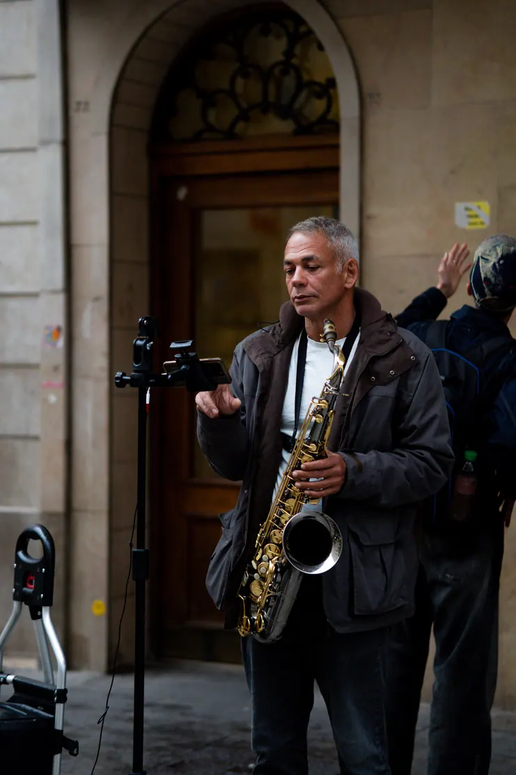 Saxophoniste devant une porte