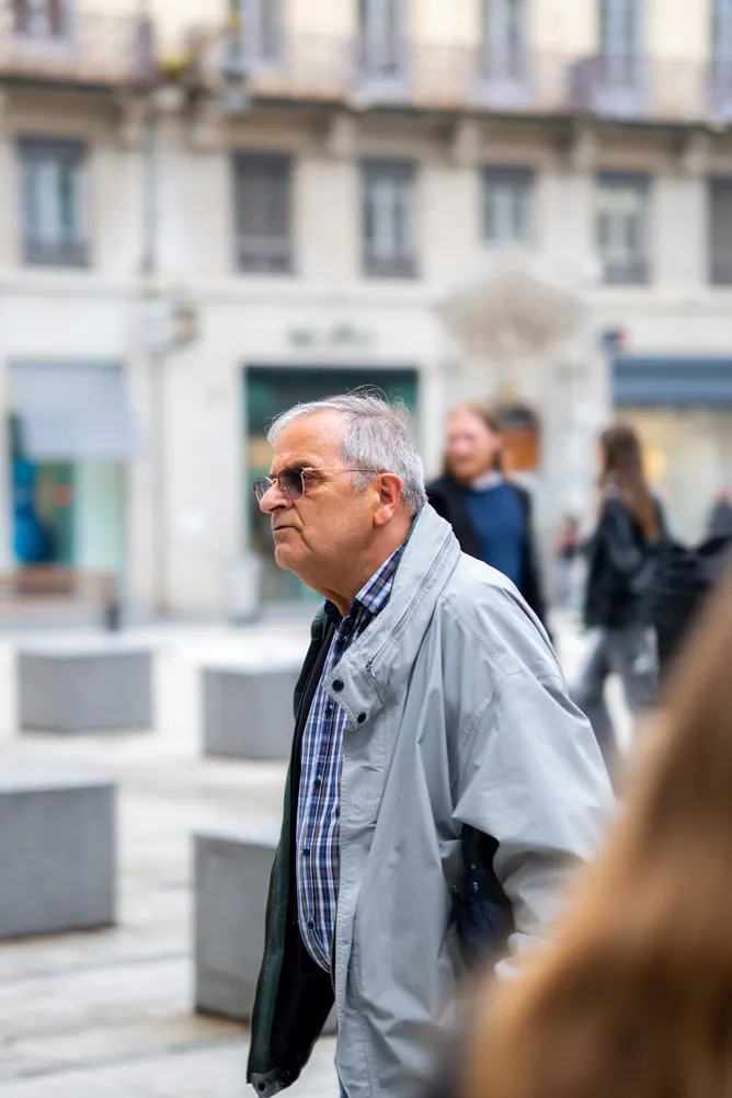Passant âgé dans une rue