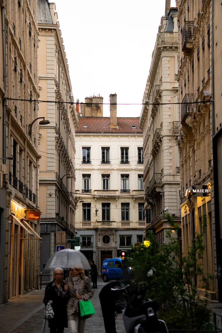 Rue animée sous les parapluies