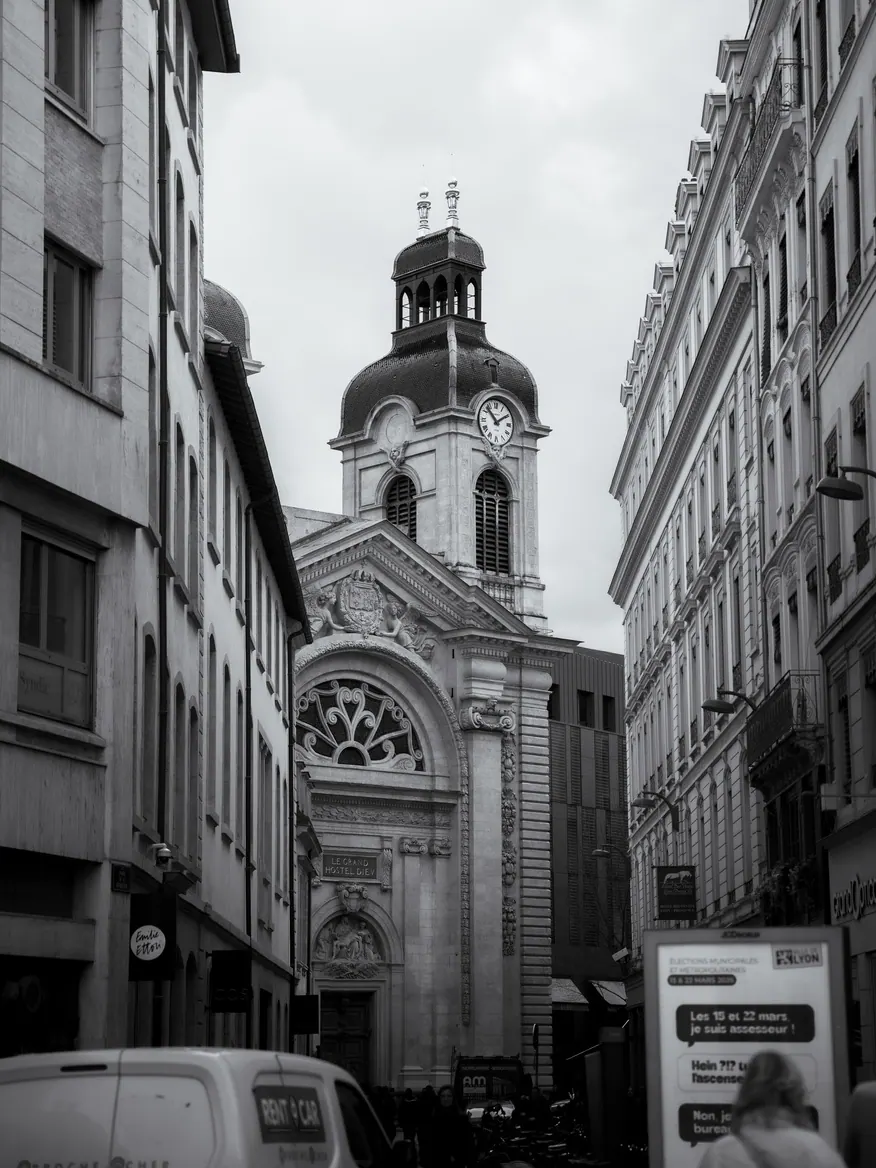 Rue en noir et blanc vers une église