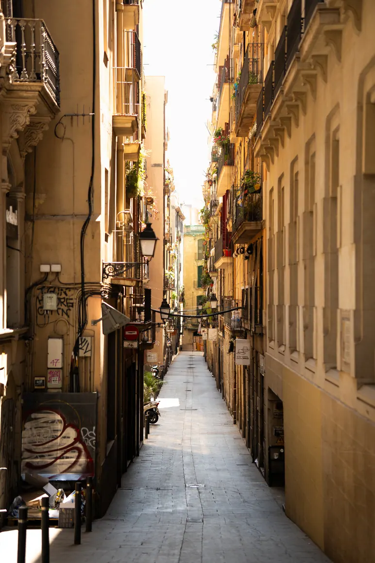Ruelle étroite et ensoleillée