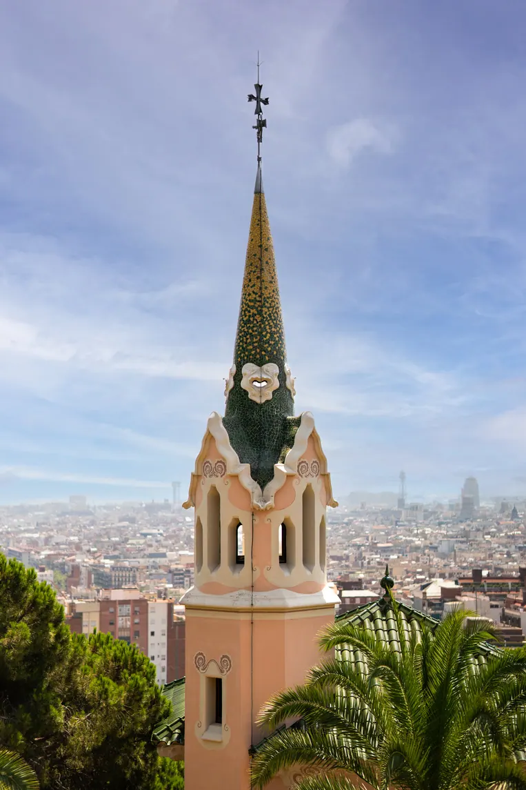 Flèche d'église au-dessus de la ville