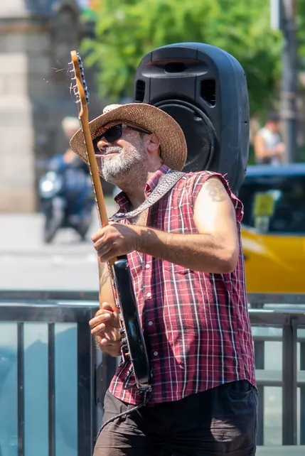 Musicien au chapeau dans la rue