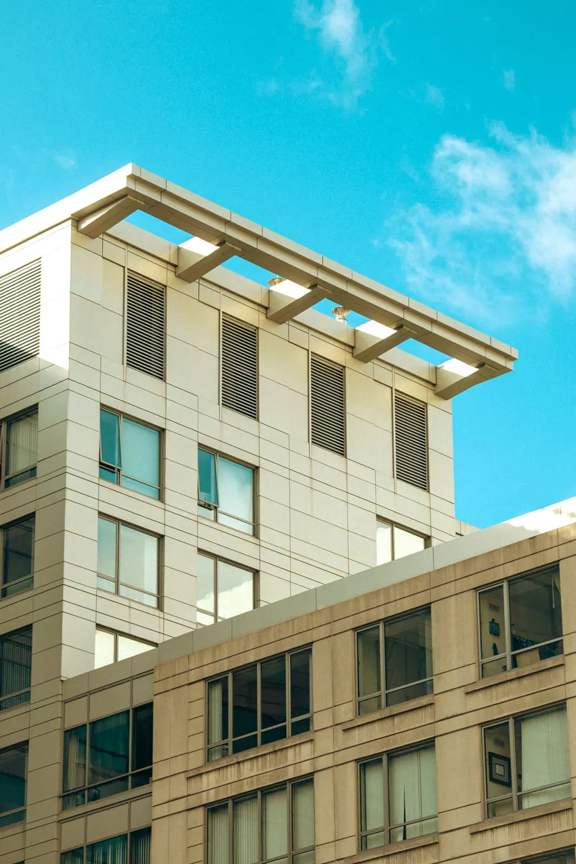 Immeuble moderne sous un ciel bleu